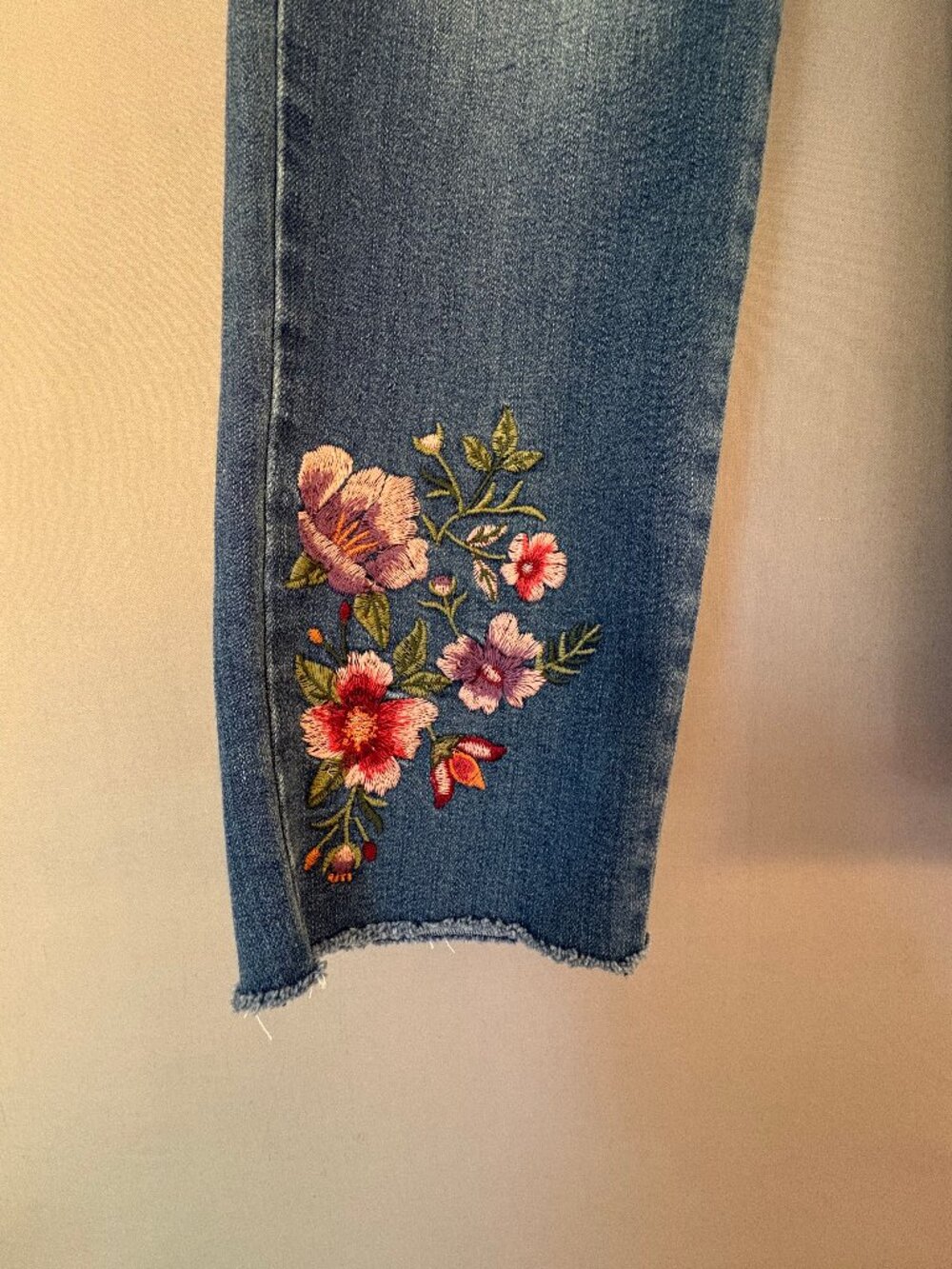 Embroidered Floral Jeans Women Size 8 Boho Raw Hem Straight Leg Denim - Picture 5 of 12